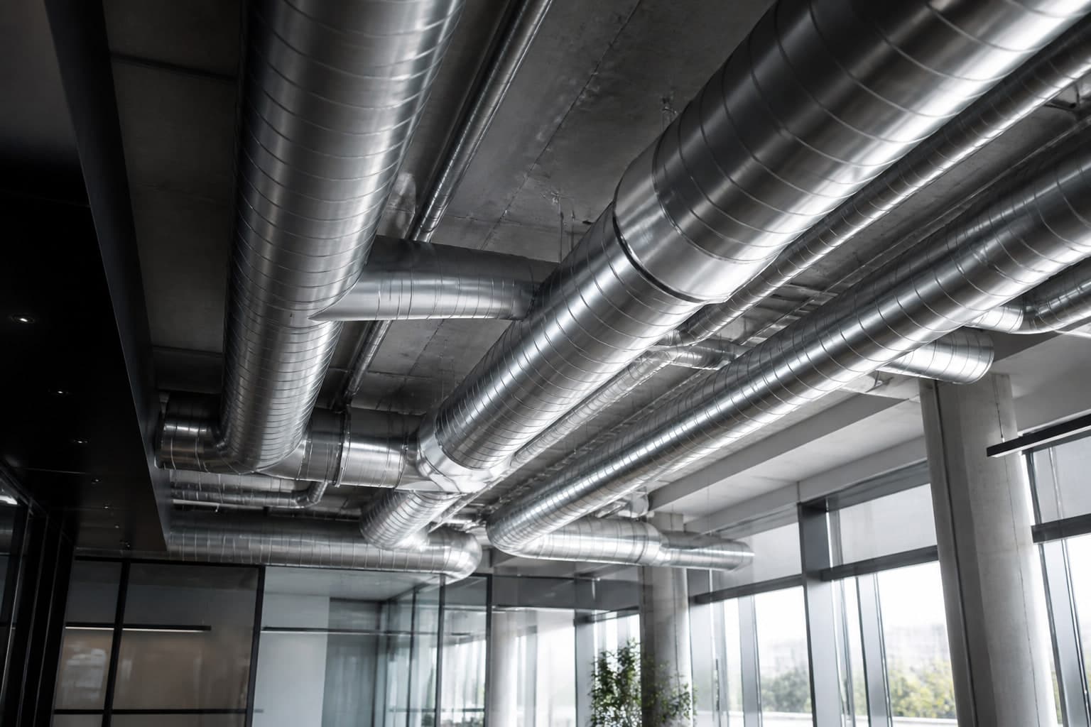 Conduits de ventilation métalliques dans un intérieur moderne