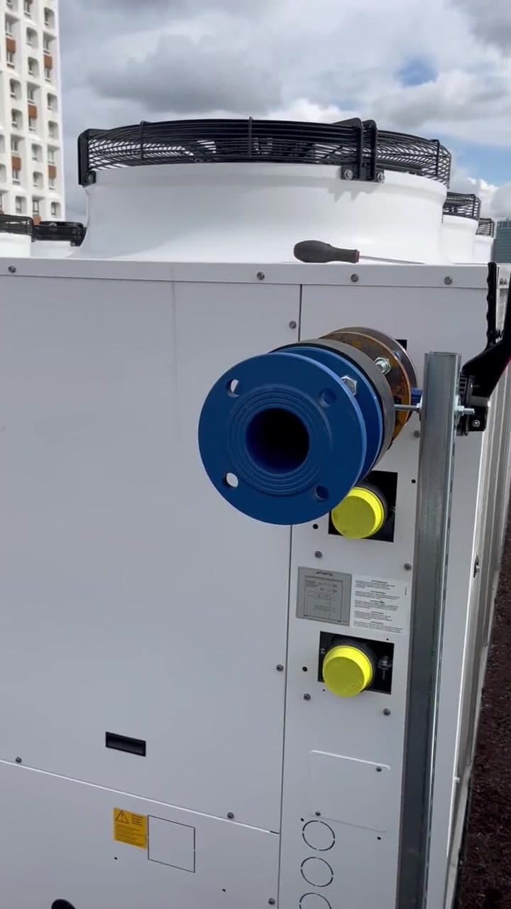 Équipement CVC et raccords de ventilation installés sur une toiture