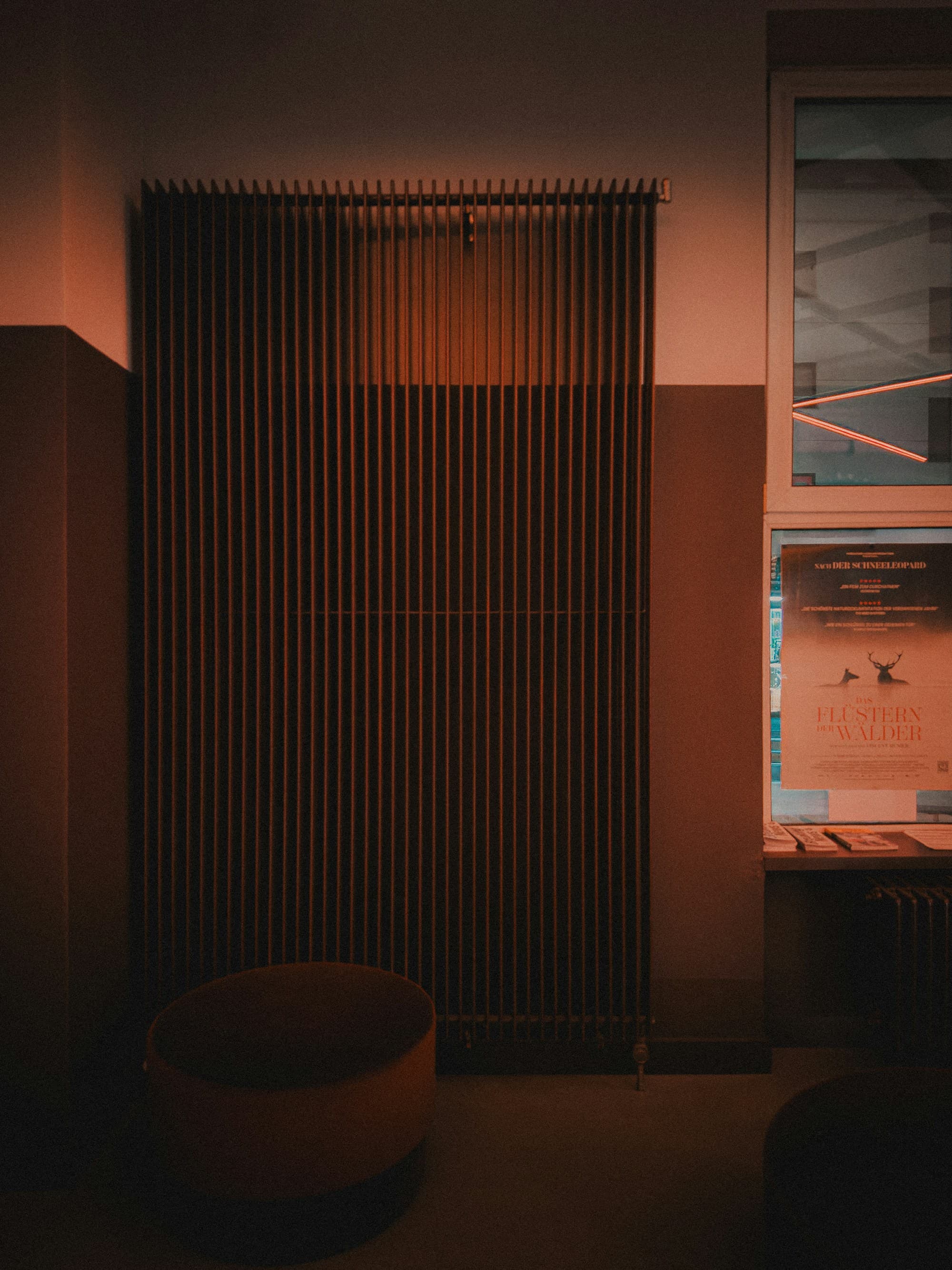 Radiateur vertical intégré dans un intérieur contemporain