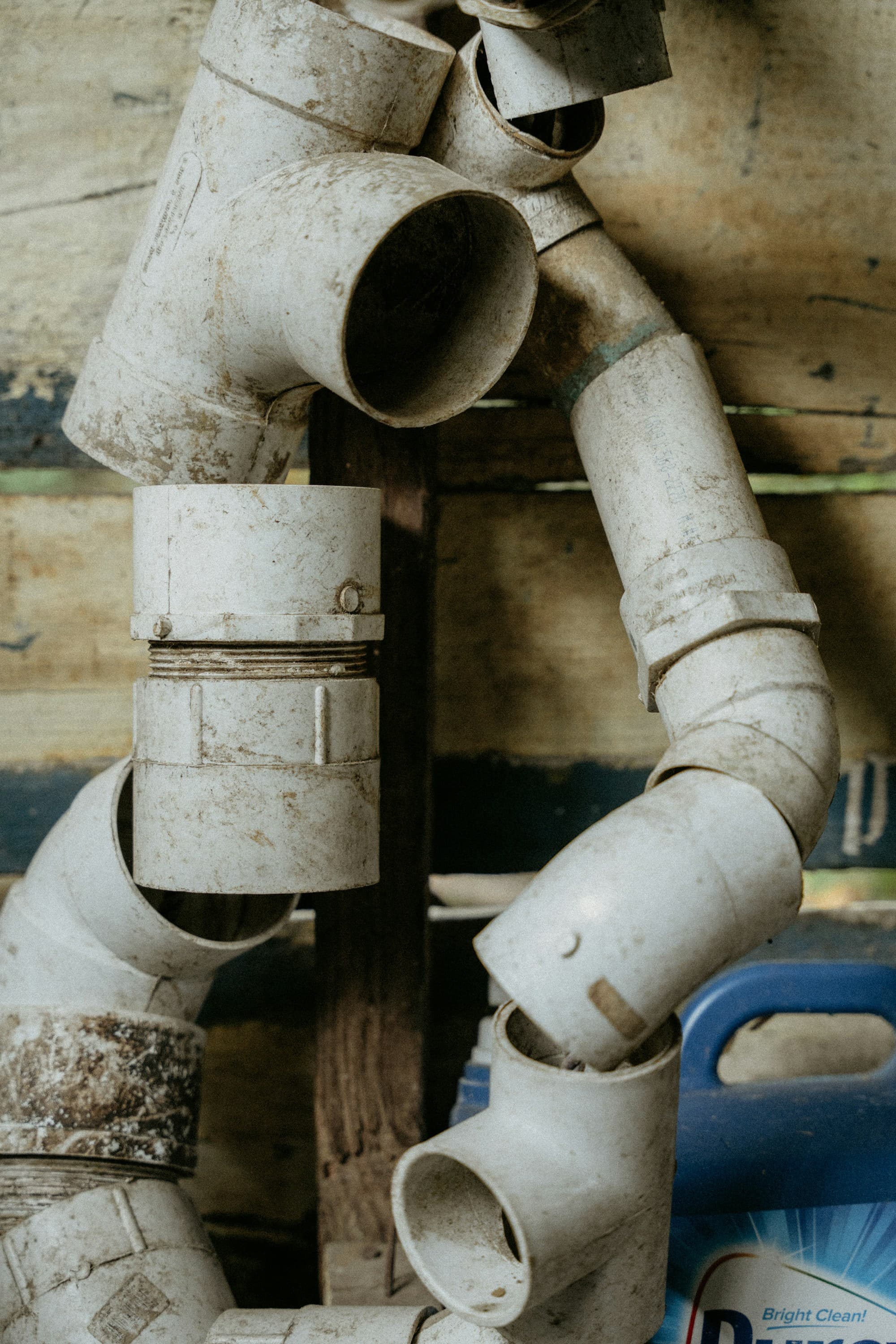 Raccords et éléments de canalisation préparés pour une intervention de plomberie