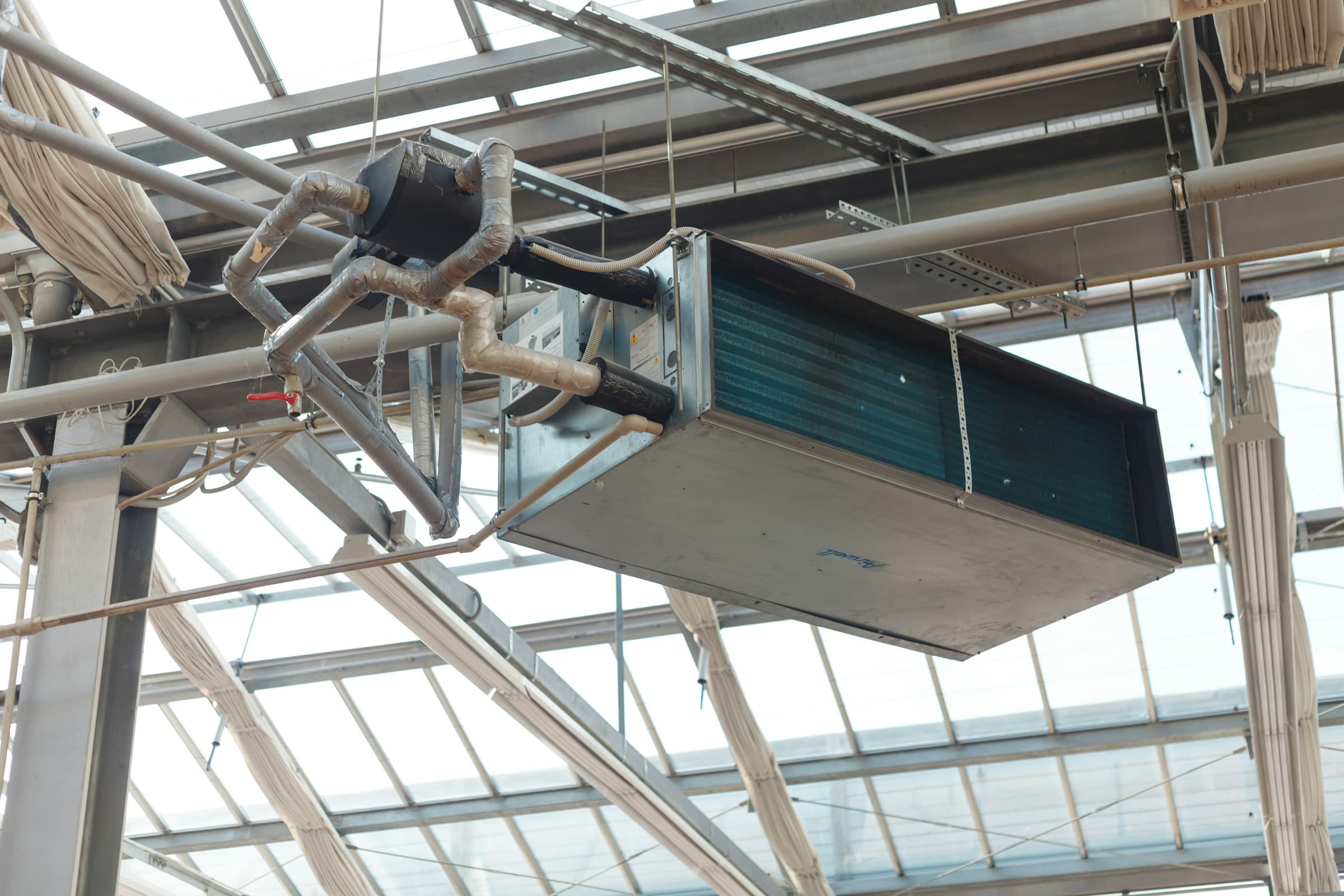 Équipements de chauffage, ventilation et climatisation installés dans un bâtiment