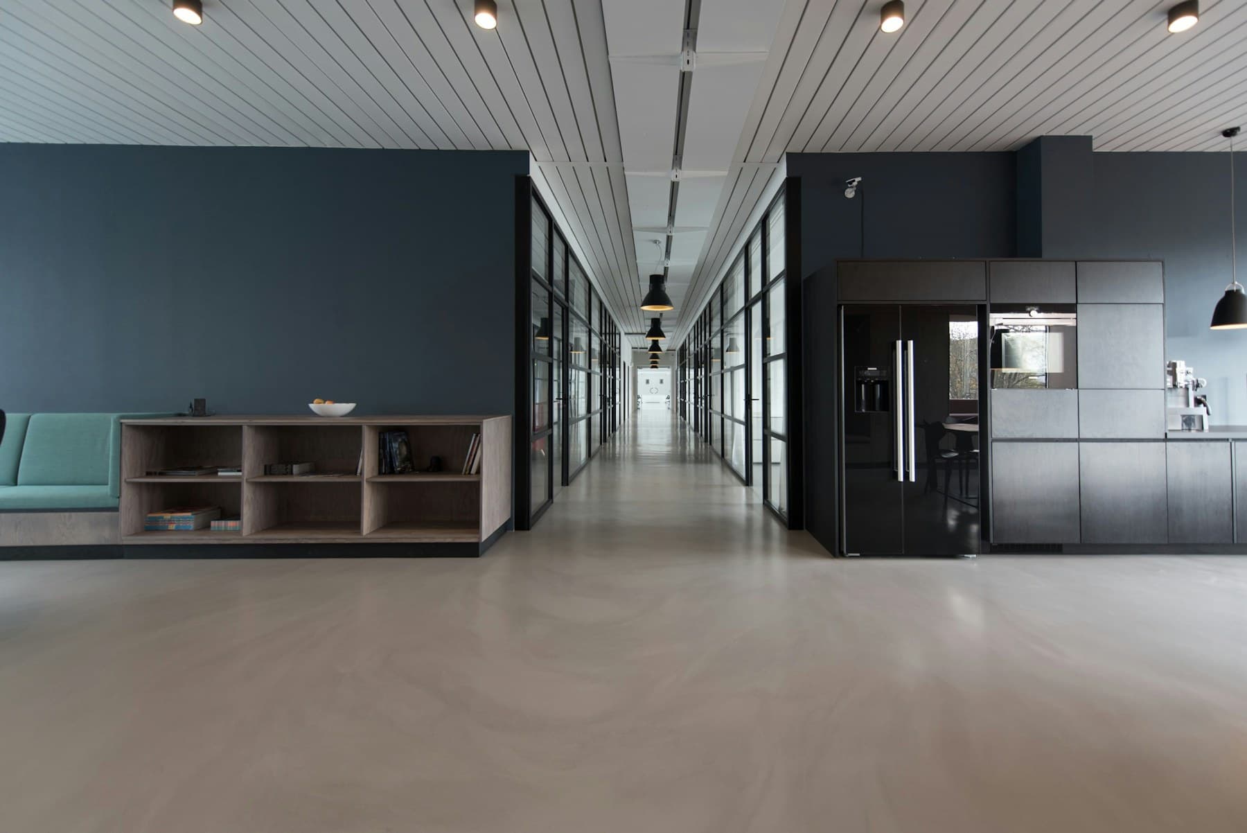 Intérieur de bureaux contemporains équipé pour le confort et le renouvellement d’air